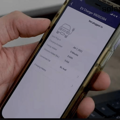 Solaredge laadpaal app interface op smartphone voor het beheren van laadstatus en instellingen.