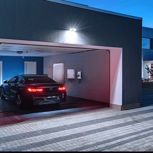 Moderne garage met een elektrische auto die wordt opgeladen via een Solaredge laadpaal 3-fase 22KW.