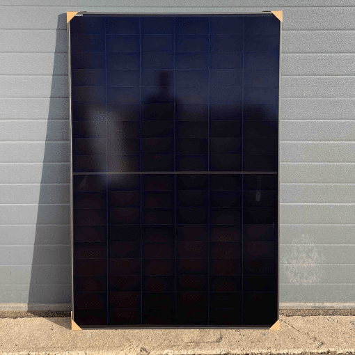 Aiko Solar Neostar ABC full black 440wp zonnepaneel met beschermhoeken.