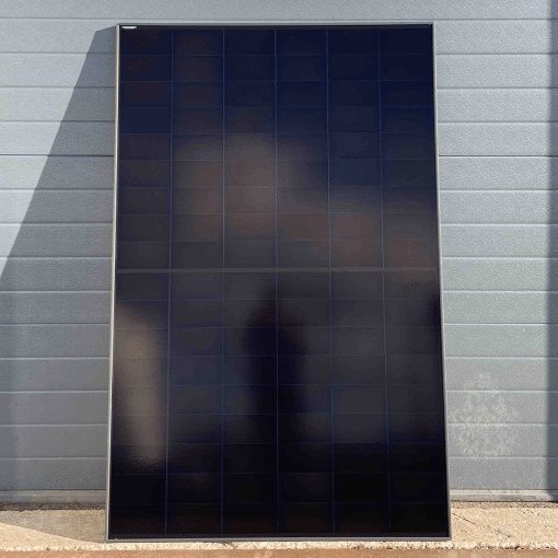 Aiko Solar Neostar ABC full black 455wp zonnepaneel in een zonnige omgeving.