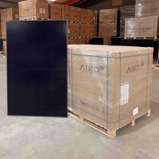 Aiko Solar Neostar ABC glas-glas 455wp zonnepaneel met palletverpakking in een magazijn.