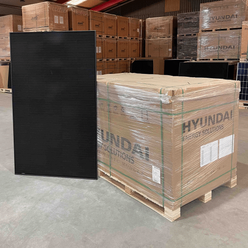 Hyundai DG 415Wp full black zonnepaneel op een pallet met 36 stuks verpakt voor palletkorting