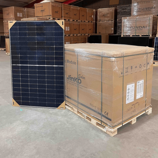 Jinko Solar Tiger Neo N-Type 430Wp glas-glas zonnepaneel naast een pallet van 36 panelen