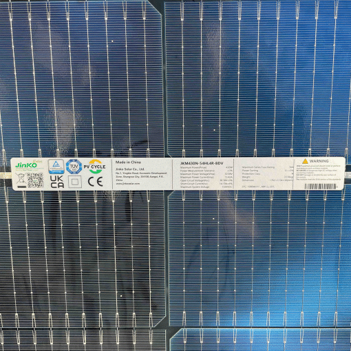 Specificatielabel op het Jinko Solar Tiger Neo N-Type 430Wp glas-glas zonnepaneel.