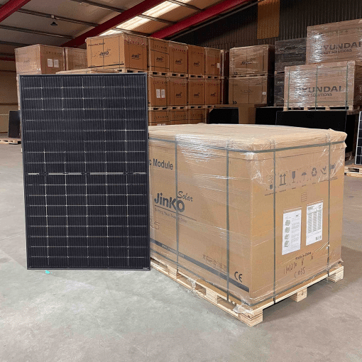 Jinko Solar Tiger Neo N-Type 440wp Glas-Glas zonnepaneel en pallet met 36 panelen in een magazijn.