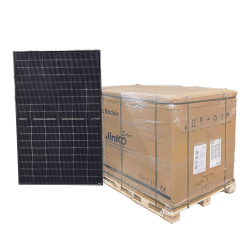 Jinko Solar Tiger Neo N-Type 440wp Glas-Glas zonnepaneel naast een pallet met verpakte zonnepanelen.