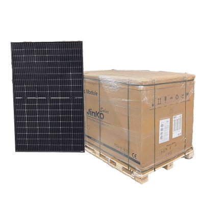 Jinko Solar Tiger Neo N-Type 440wp Glas-Glas zonnepaneel naast een pallet met verpakte zonnepanelen.