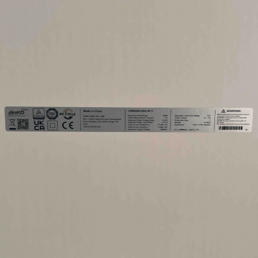 Specificatielabel op de achterkant van het Jinko Solar Tiger Neo N-Type 440wp zonnepaneel met technische details