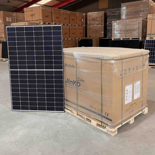 Jinko Solar Tiger Neo N-Type 450wp zonnepanelen palletkorting - pallet met 36 panelen en één los paneel ter weergave.