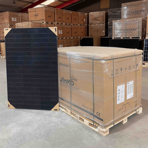 Jinko Solar Tiger Neo all black N-Type 425wp zonnepaneel en palletverpakking in het Stralendgroen magazijn in Westerbroek