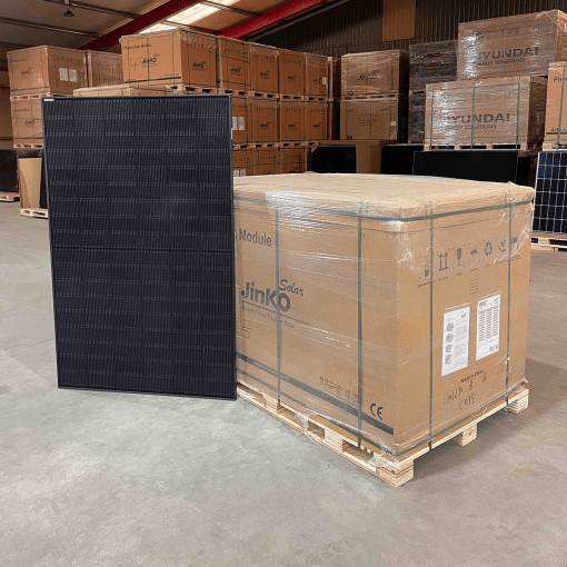 Jinko Solar Tiger Neo All Black N-Type 440Wp zonnepaneel naast pallet met 36 panelen