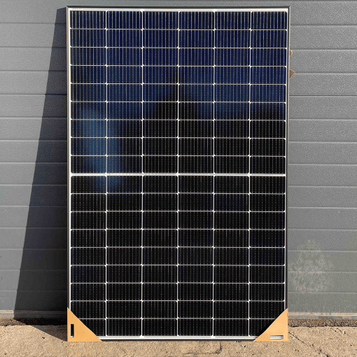 Jinko Solar Tiger Pro 410wp zonnepaneel met zilveren frame tegen een grijze achtergrond.