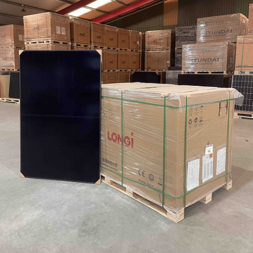 LONGi Solar Hi-Mo6 all black 430wp zonnepaneel naast een pallet in een magazijn.