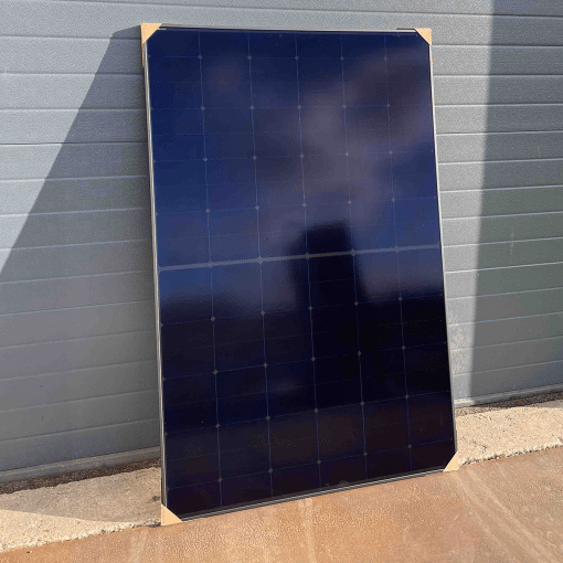 LONGi Solar Hi-Mo6 All Black 430wp zonnepaneel met zwarte backsheet en zwart frame, geschikt voor lange stringopstellingen.