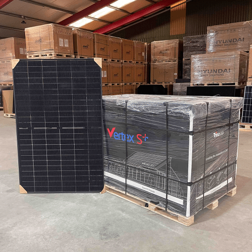 Trina Solar Vertex S+ Dual Glass 435wp zonnepanelen op een pallet, verpakt en klaar voor levering in een magazijnomgeving.