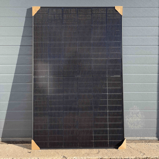 Trina Solar Vertex S+ Dual Glass 435wp zonnepaneel staand tegen een grijze muur buiten, voorzien van beschermende hoekstukken.