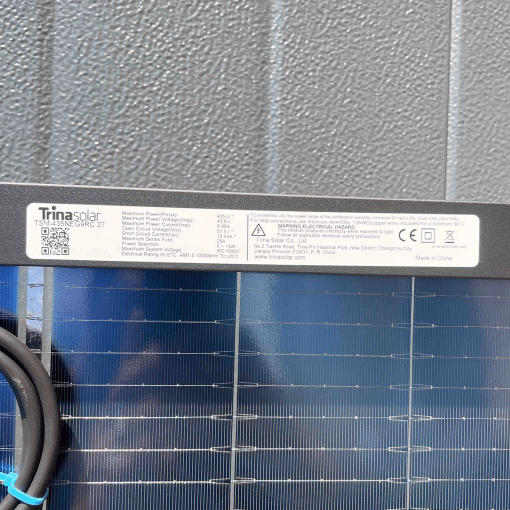 Label op de achterkant van het Trina Solar Vertex S+ Dual Glass 435wp zonnepaneel, met technische specificaties en certificeringen.